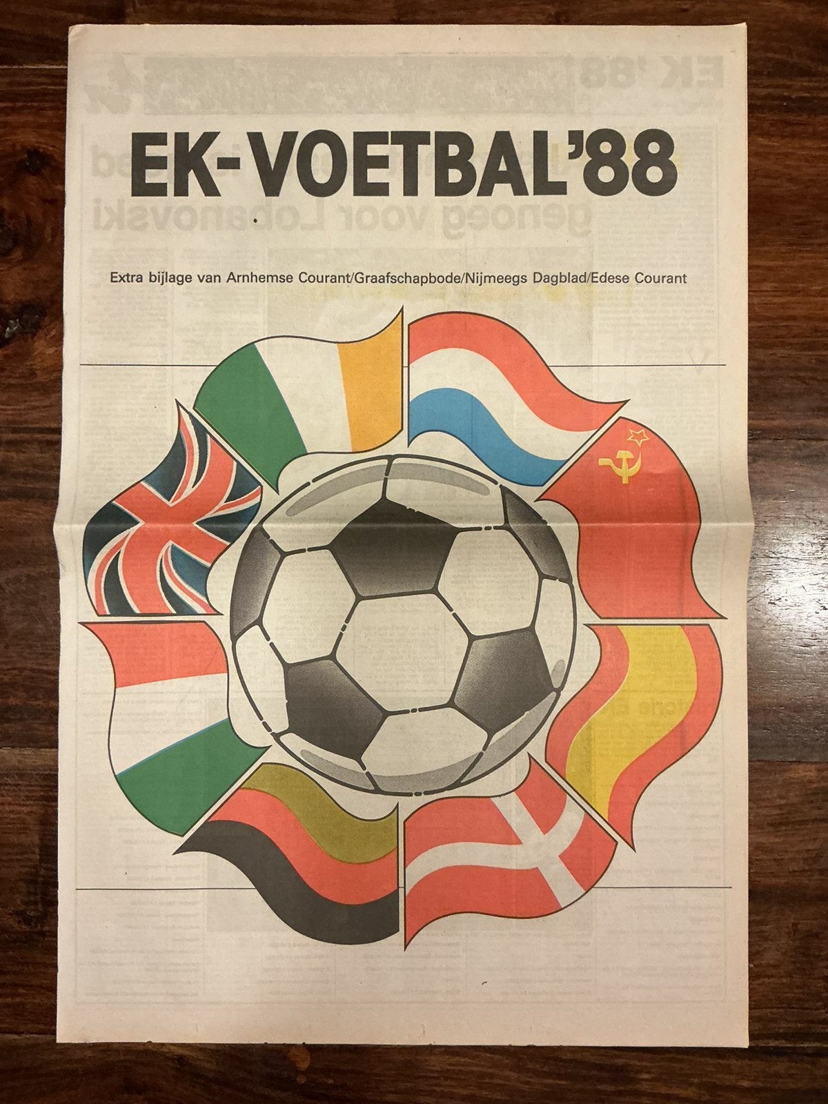 Voetbal special voor EK 1988 uit krant van 7 juni 1988, Verzamelen, Verzenden, 1980 tot heden, Knipsel(s)
