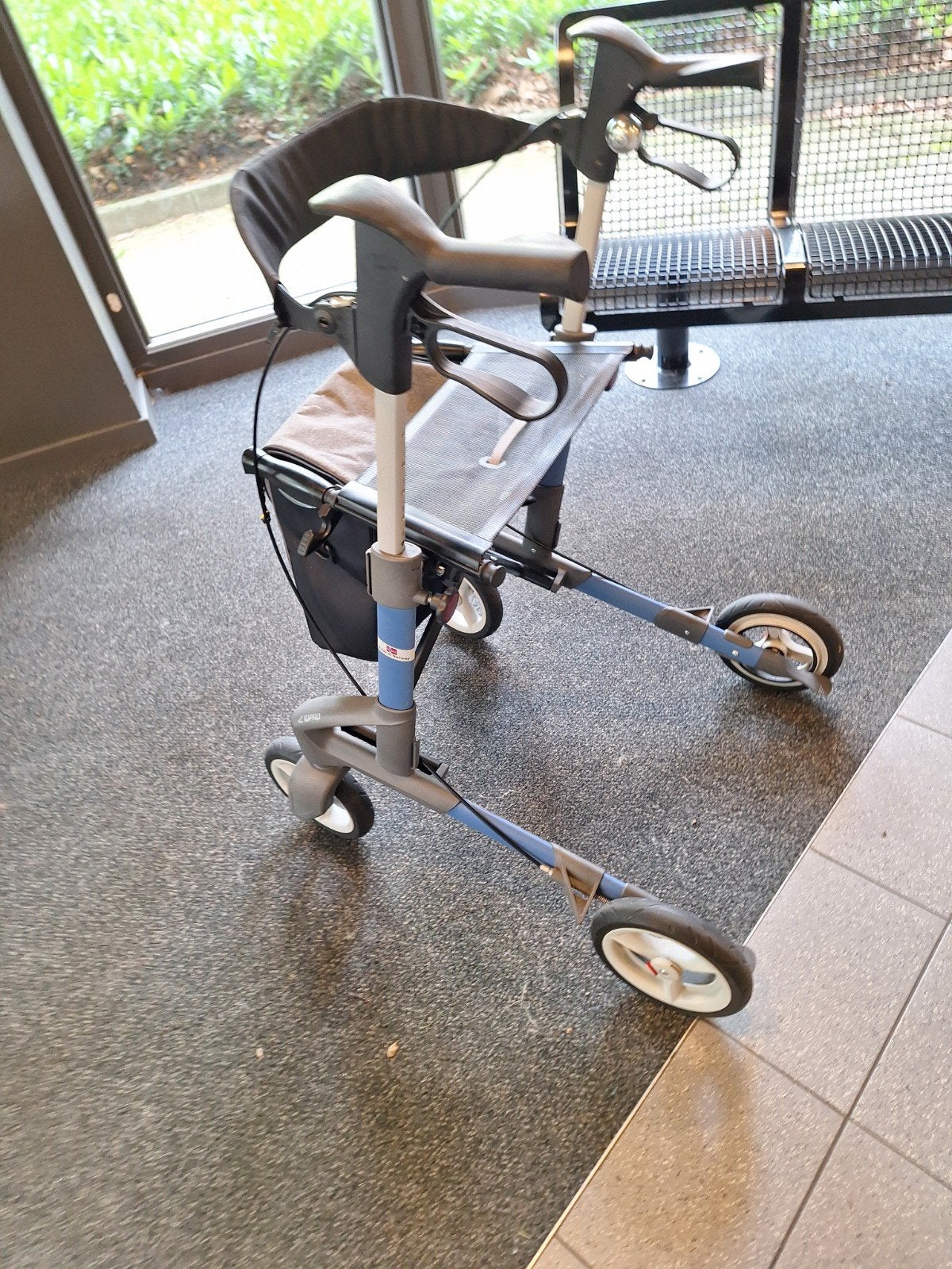Foto 18 van Rollator lichtgewicht aluminium lees beschrijving nieuwstaat