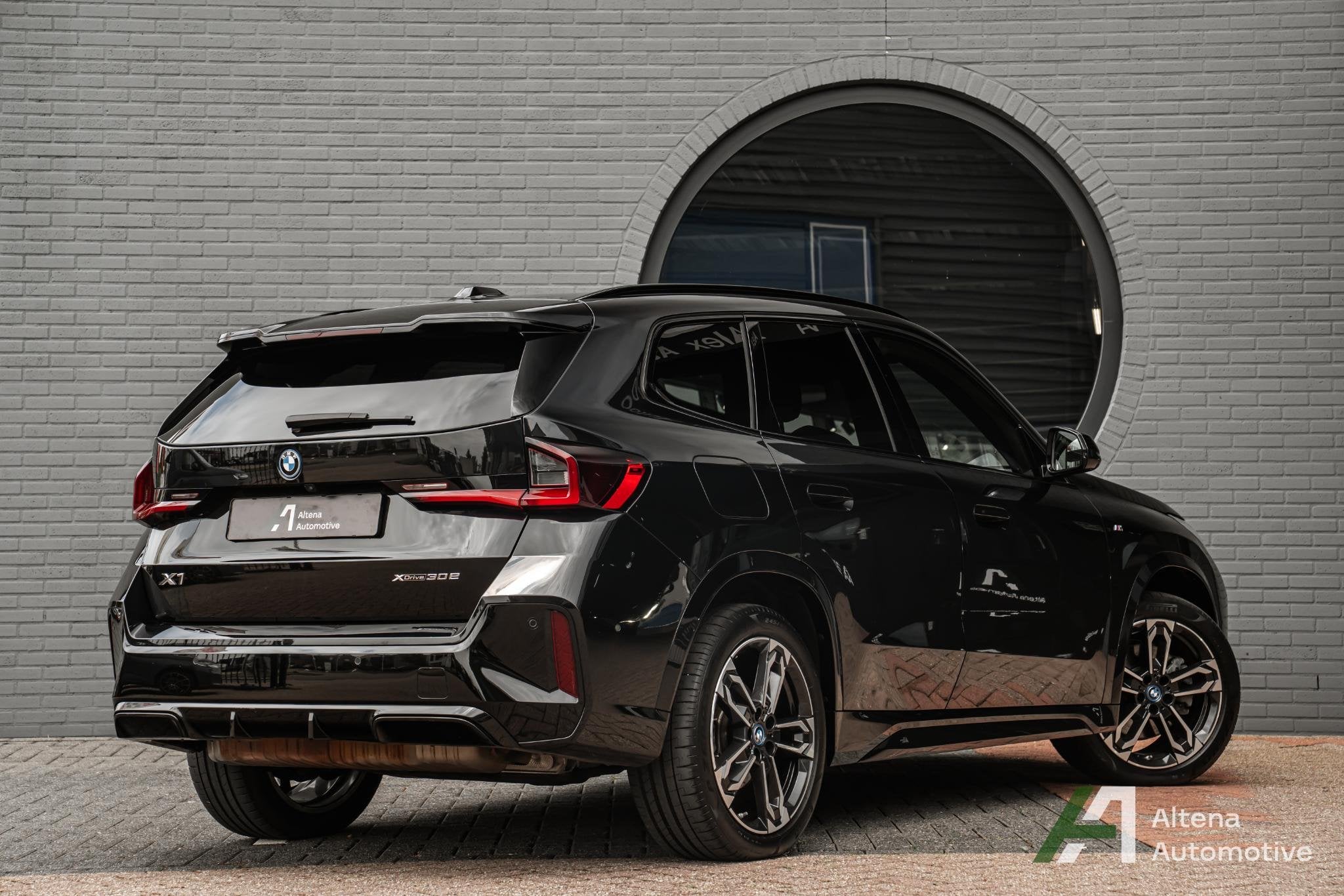 BMW X1 xDrive30e M-sport, BTW, panorama dak, head-up, harman, Auto's, 12 maanden, Stof, Gebruikt, Adaptive Cruise Control
