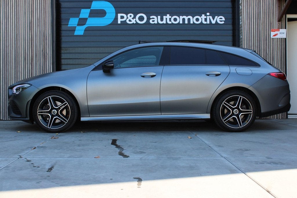 Mercedes CLA-klasse Shooting Brake 250 e AMG Line PANO | MAT, Auto's, Mercedes-Benz, CLA, Zwart, 4 cilinders, Met garantie (alle)
