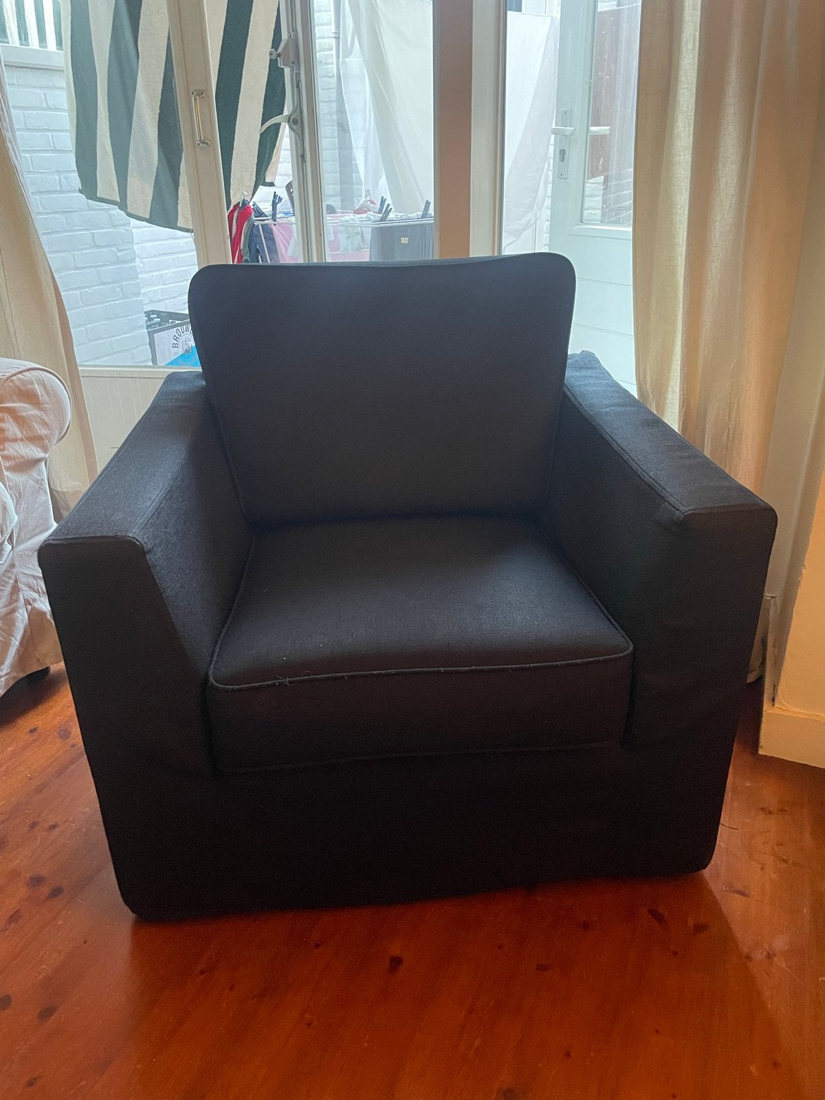 Comfortabele zwarte fauteuil, Ophalen, 75 tot 100 cm, Zo goed als nieuw, 75 tot 100 cm