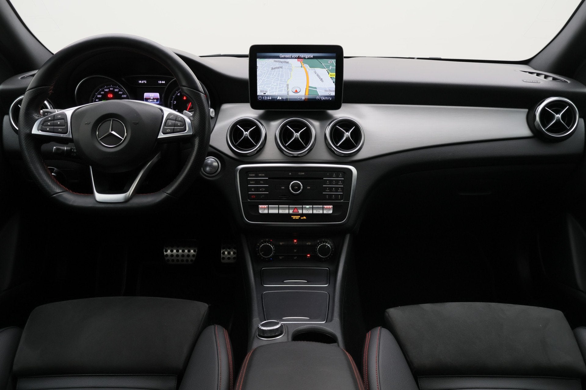 Mercedes-Benz GLA 200 Premium Plus AMG Panoramadak, Navigati, Auto's, Dealer onderhouden, Gebruikt, 715 kg, Leder en Stof