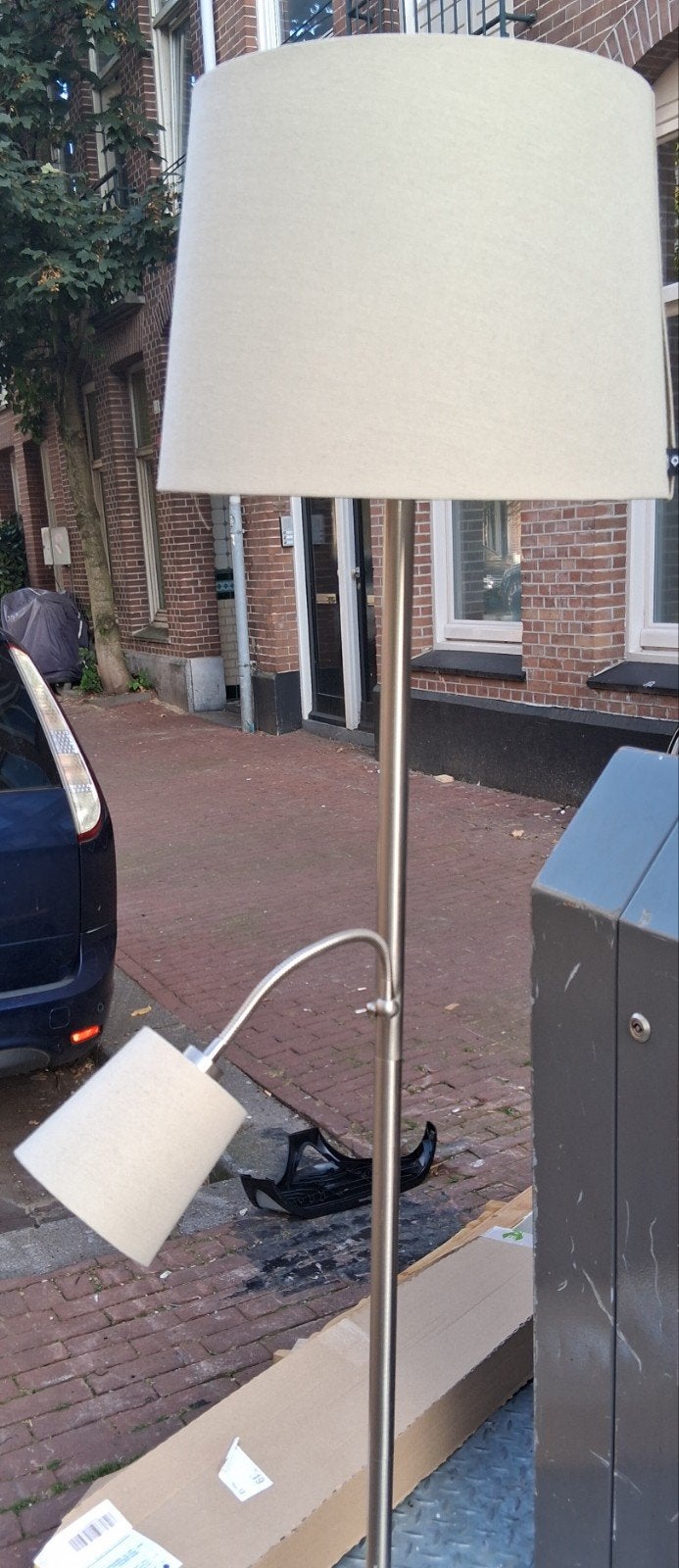 Gezocht:  2  dimbare  vloerlampen met leeslamp met wit/beige, Huis en Inrichting, Zie foto., Metaal, Ophalen of Verzenden, Zo goed als nieuw