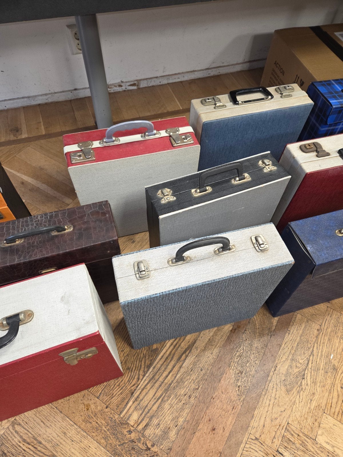 25x vintage platenkoffers + 3x vintage single, Verzamelen, Ophalen of Verzenden