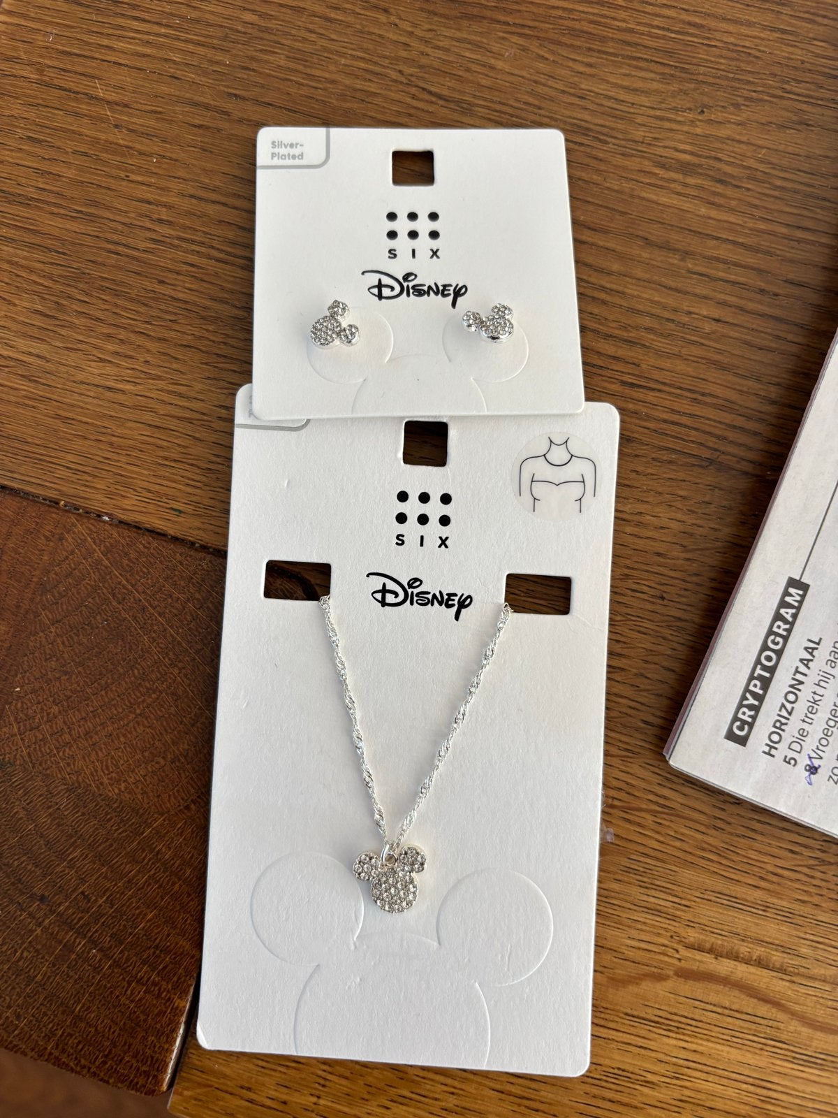 Disney X SIX Mickey Mouse ketting en oorbellen set silver pl, Ophalen, Overige materialen, Nieuw, Zilver