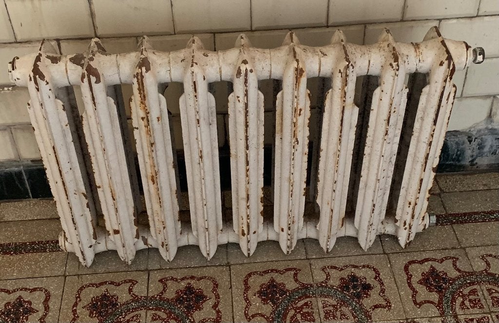 Antieke gietijzeren radiator - decoratief en functioneel, Ophalen, 30 tot 80 cm, Gebruikt, Radiator