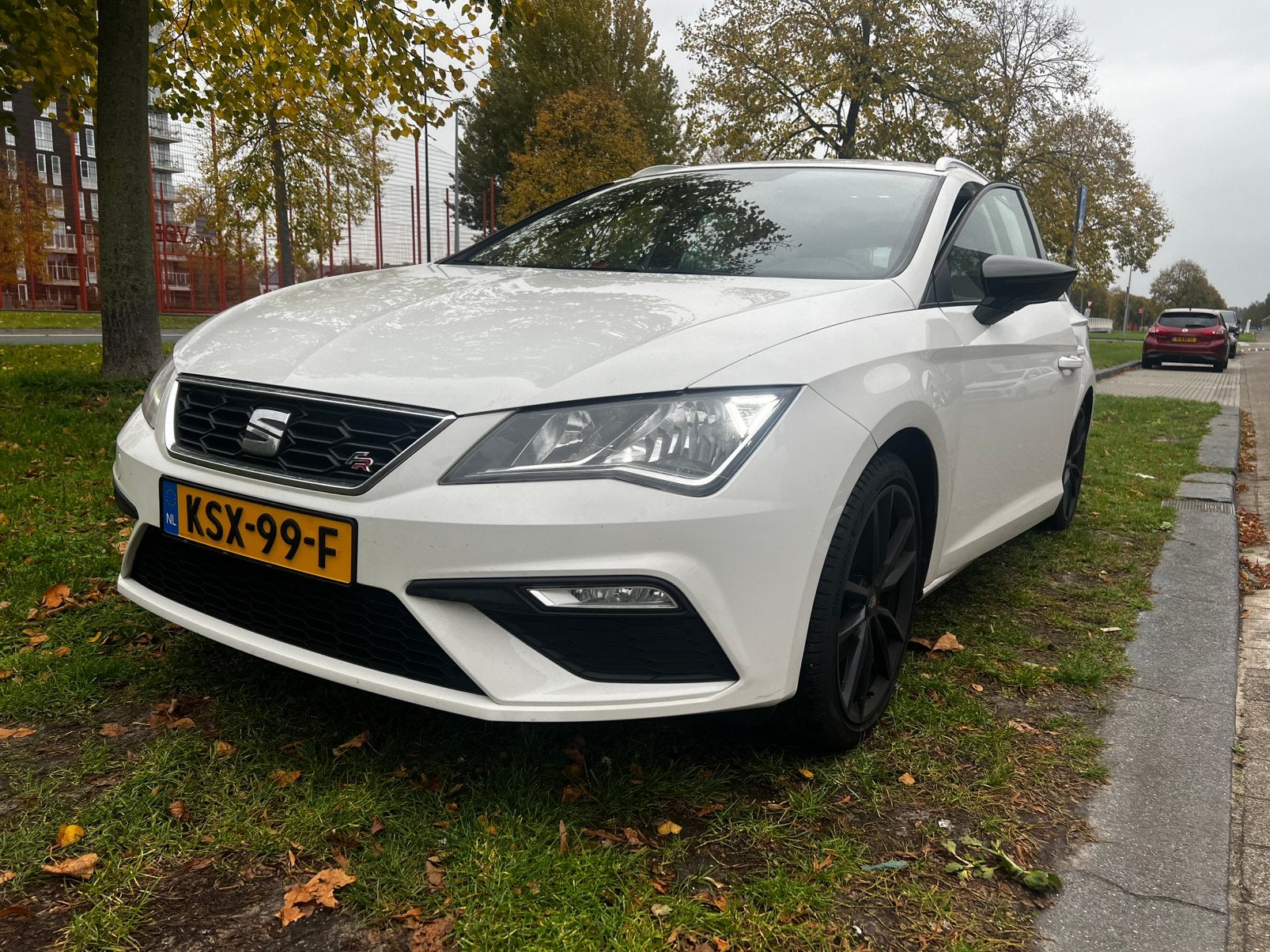 Seat Leon FR 2.0 TDI 184PK automaat, Auto's, Stof, 4 cilinders, Leon, Wit