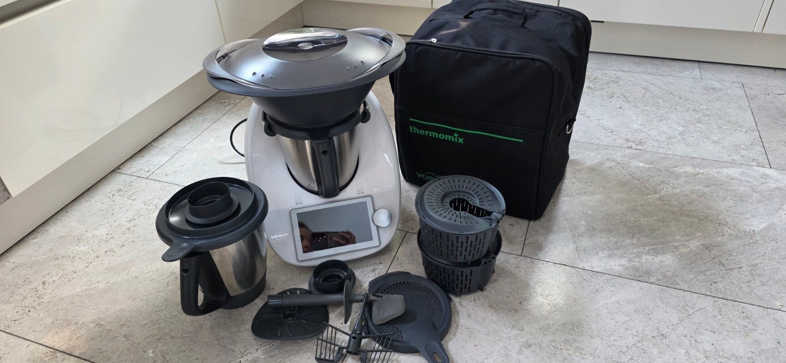 Thermomix TM6 + 2e mengbeker, accessoires, reistas en koo, Witgoed en Apparatuur, Keukenmixers, Gebruikt, 2 tot 3 liter, 3 snelheden of meer