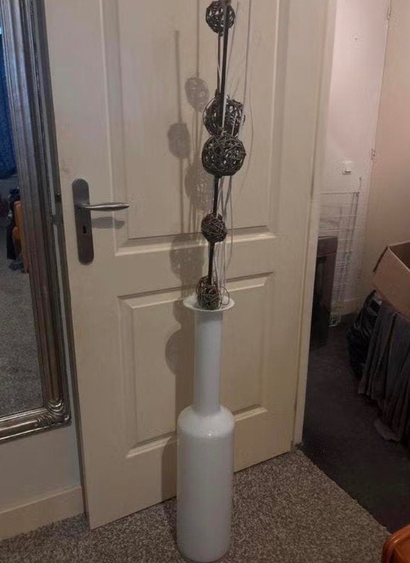 Vazen IKEA met decoratieve takken, Huis en Inrichting, Ophalen, Gebruikt, Wit, Inclusief decoratie