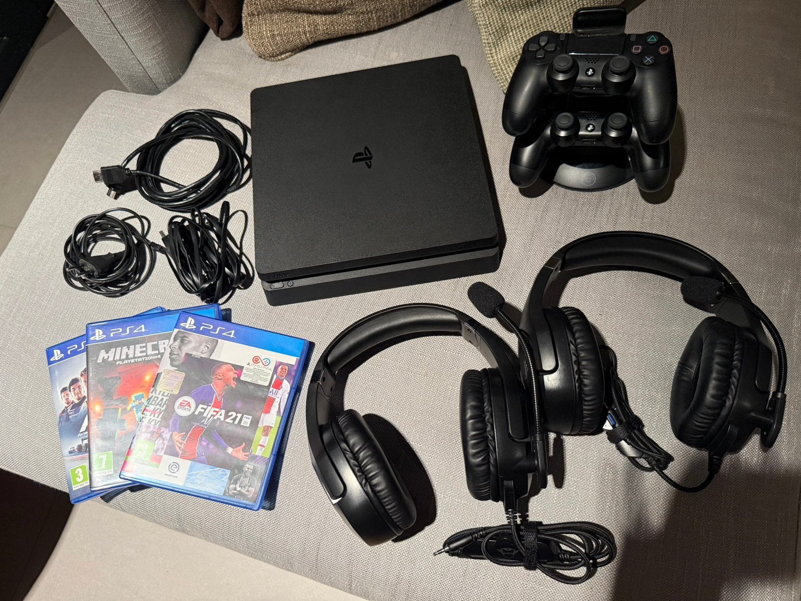 PS4 Slim 1TB, Ophalen, Met games, Met 2 controllers, Zo goed als nieuw