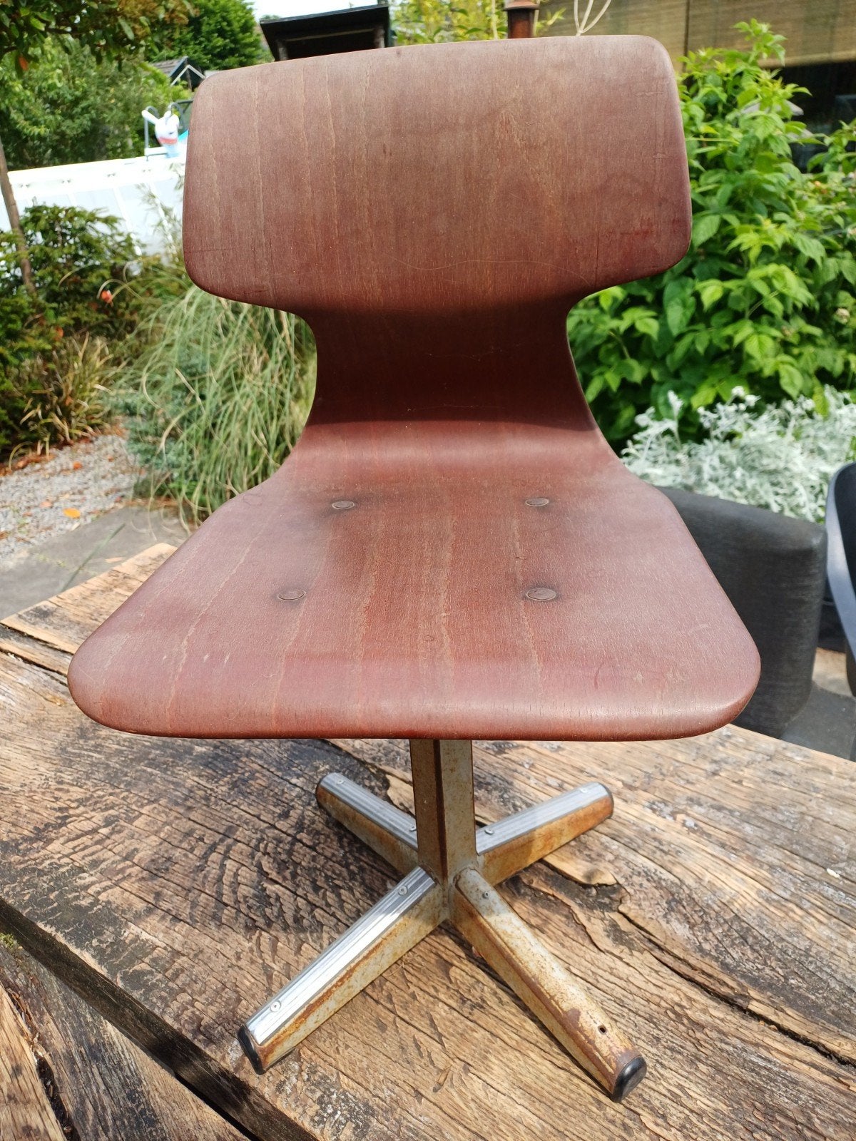 Vintage kinderstoel hout met metalen voet, Antiek en Kunst, Ophalen