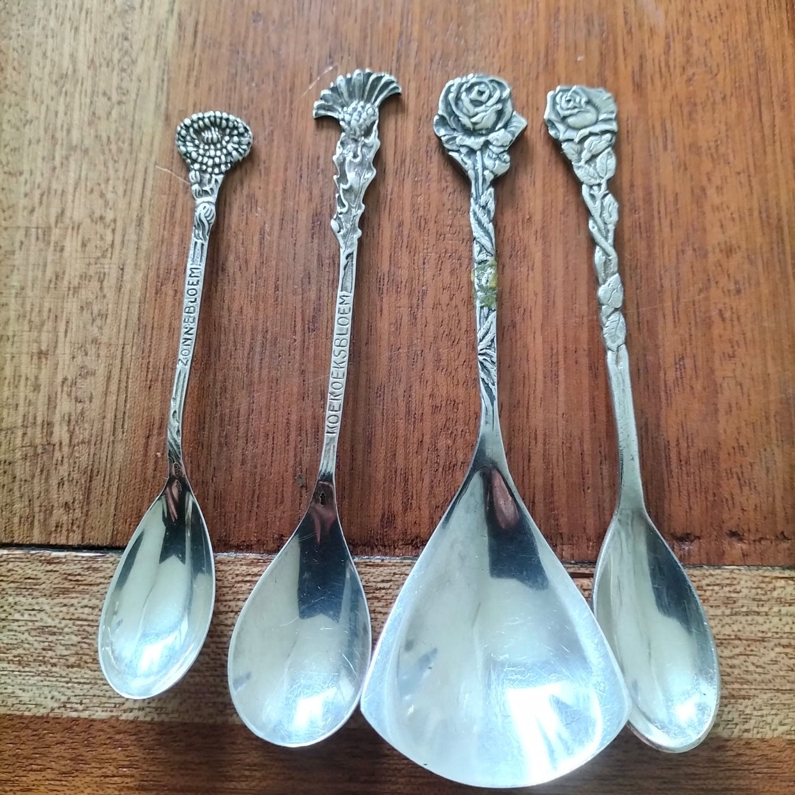 5 Verzilverde lepeltjes met bloemmotieven, Antiek en Kunst, Ophalen of Verzenden