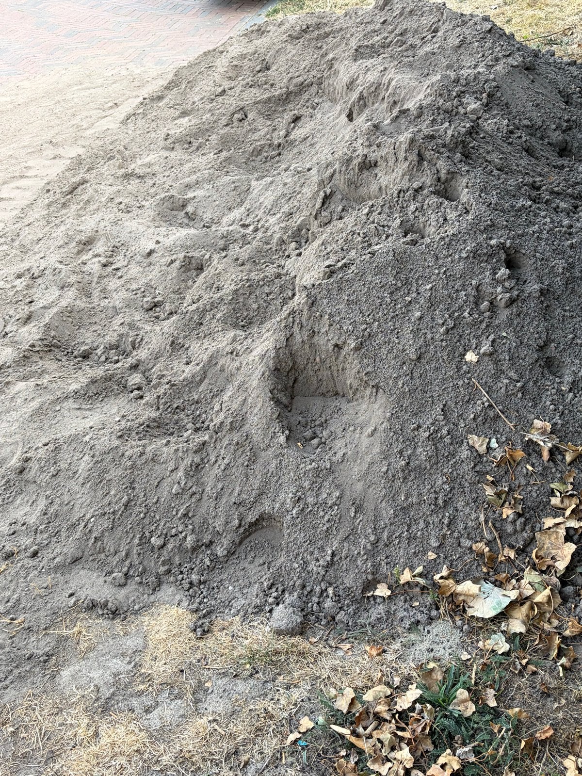 Grote berg zand voor diverse toepassingen, Tuin en Terras, Zand, Ophalen, Gebruikt, Ophoogzand