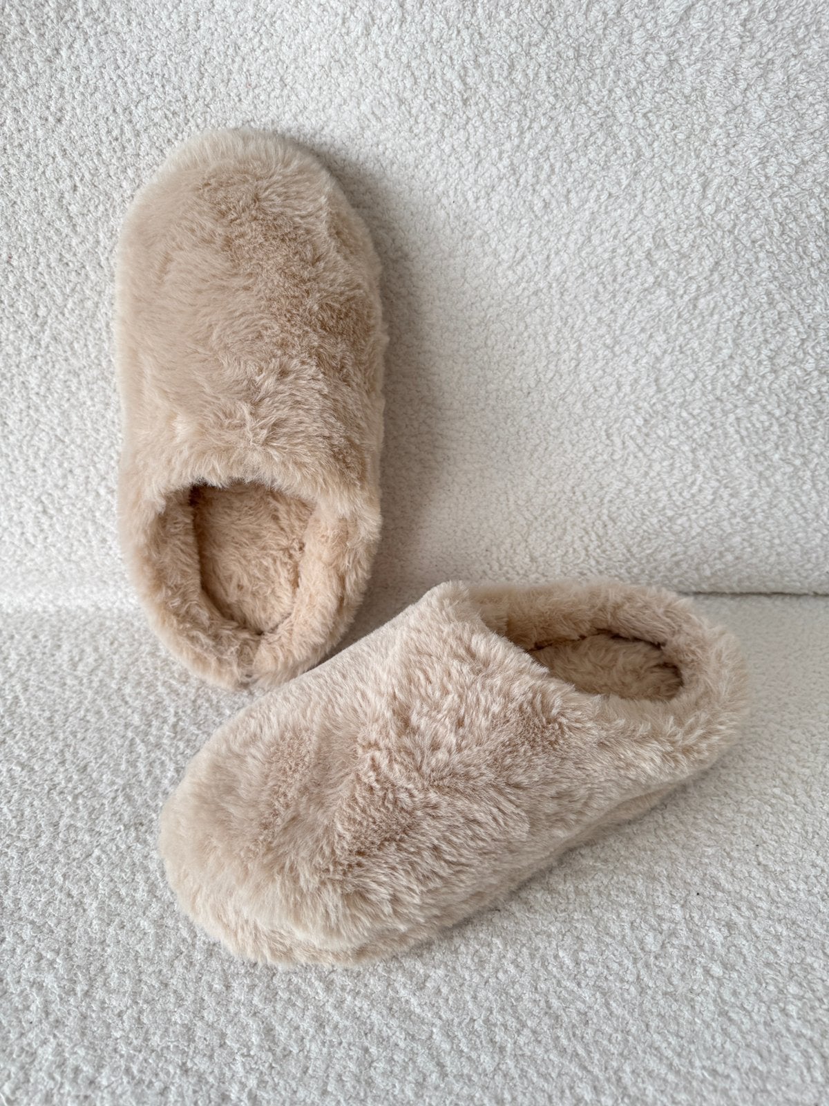 Fluffy pantoffels maat 38/39 ZGAN, Kleding | Dames, Beige, Ophalen of Verzenden, Zo goed als nieuw, Pantoffels of Sloffen