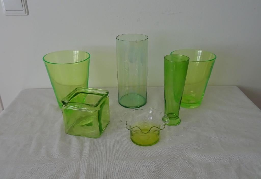Groene  glazen potten en vazen etc., Ophalen