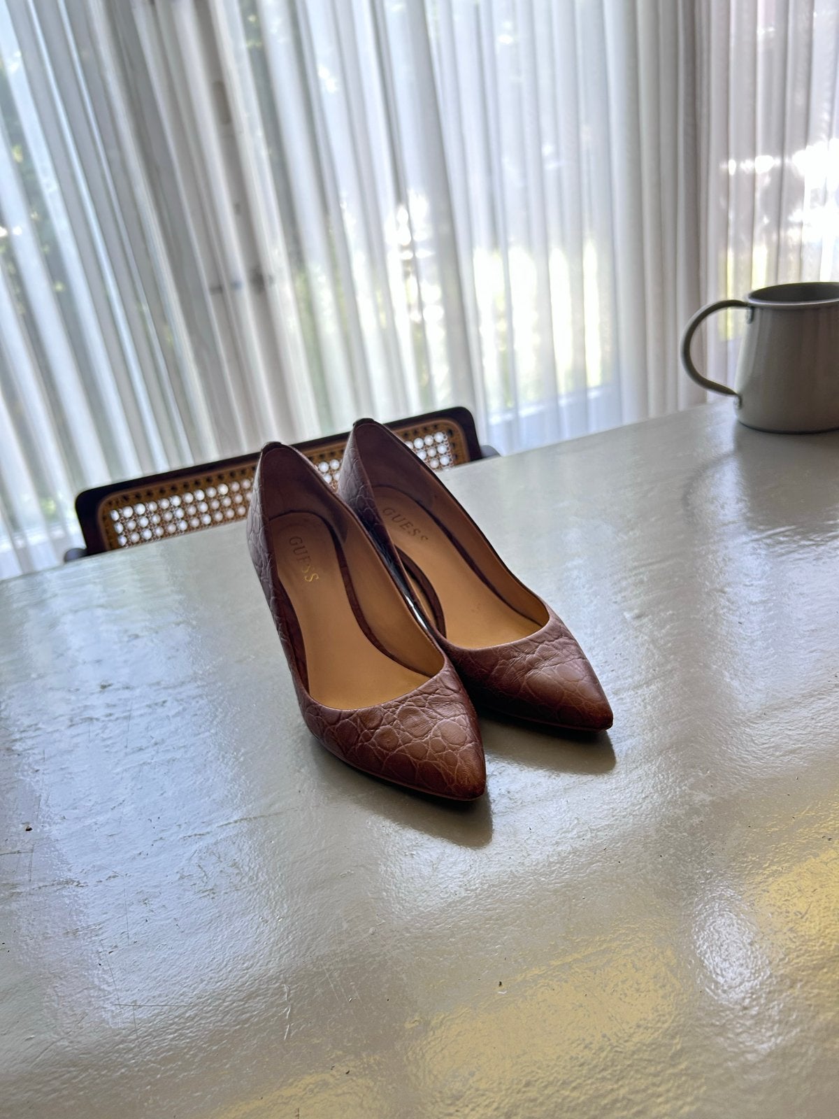 Guess Pumps van leer met Krokodillenprint - Maat 37, Ophalen of Verzenden, Zo goed als nieuw, Bruin, Pumps