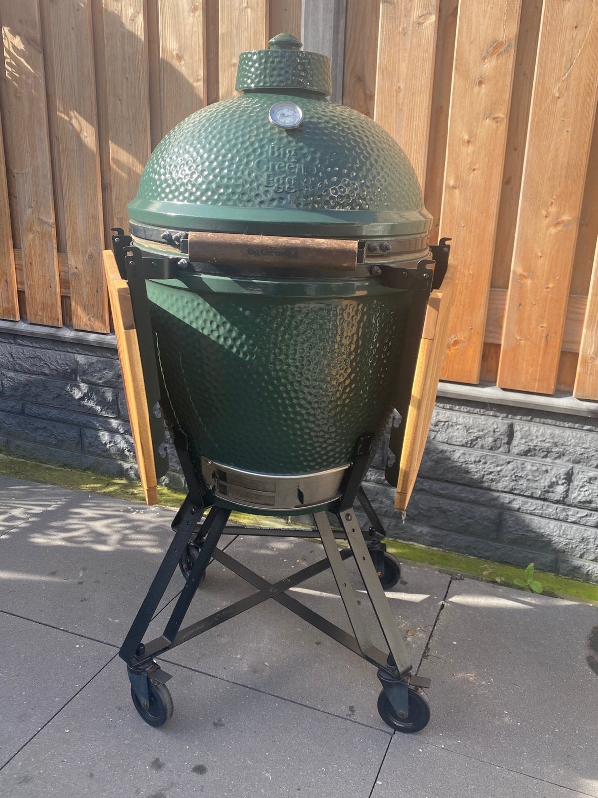 Big Green Egg Large met onderstel en Acacia zijplankjes, Ophalen, Gebruikt