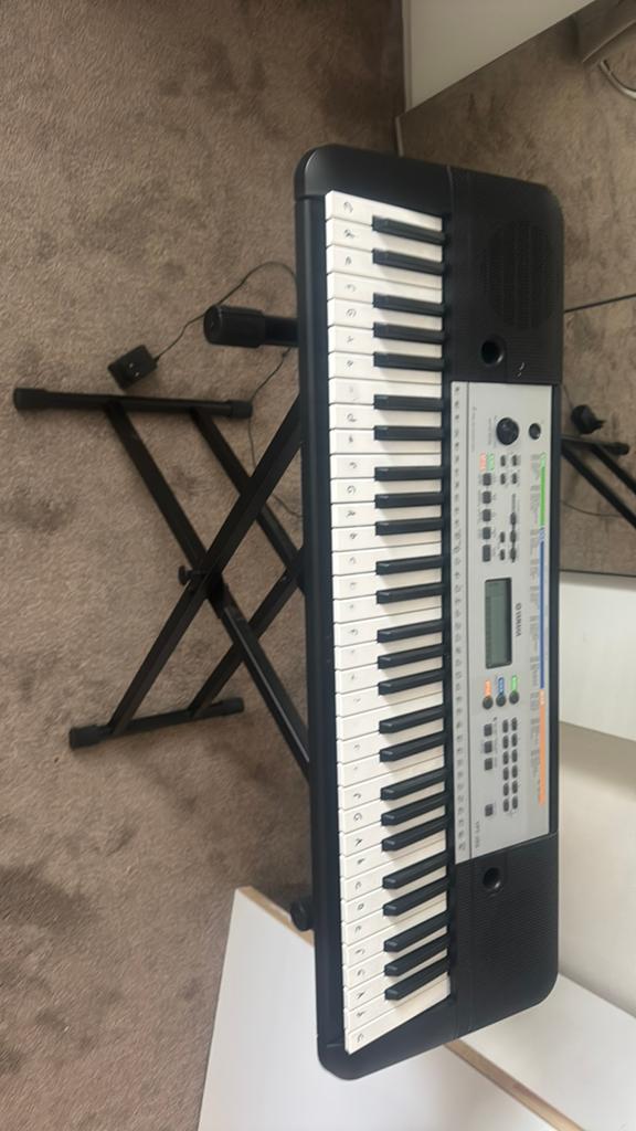 Yamaha keyboard met onderstel, Ophalen, Zo goed als nieuw, 61 toetsen, Yamaha