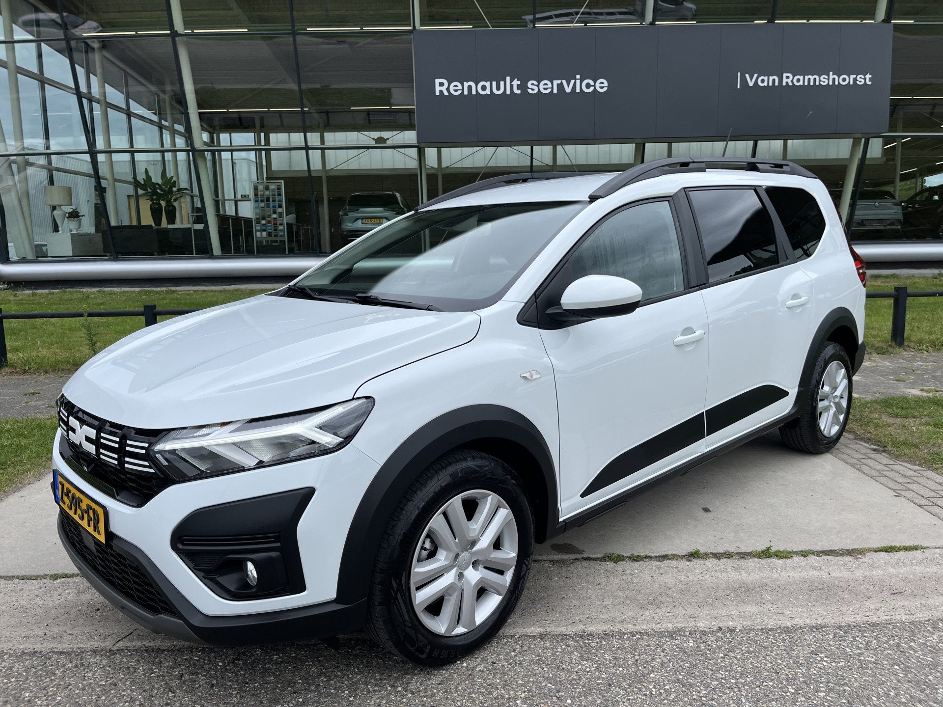 Dacia Jogger 1.0 TCe 110 Expression / Trekhaak / Parkeerhulp, Voorwielaandrijving, 12 maanden, Stof, LED verlichting