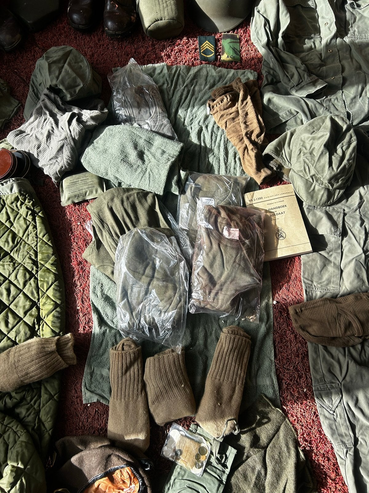 Complete legeruitrusting plunjebaal met inhoud 1985 vintage, Ophalen, Landmacht, Nederland, Kleding of Schoenen