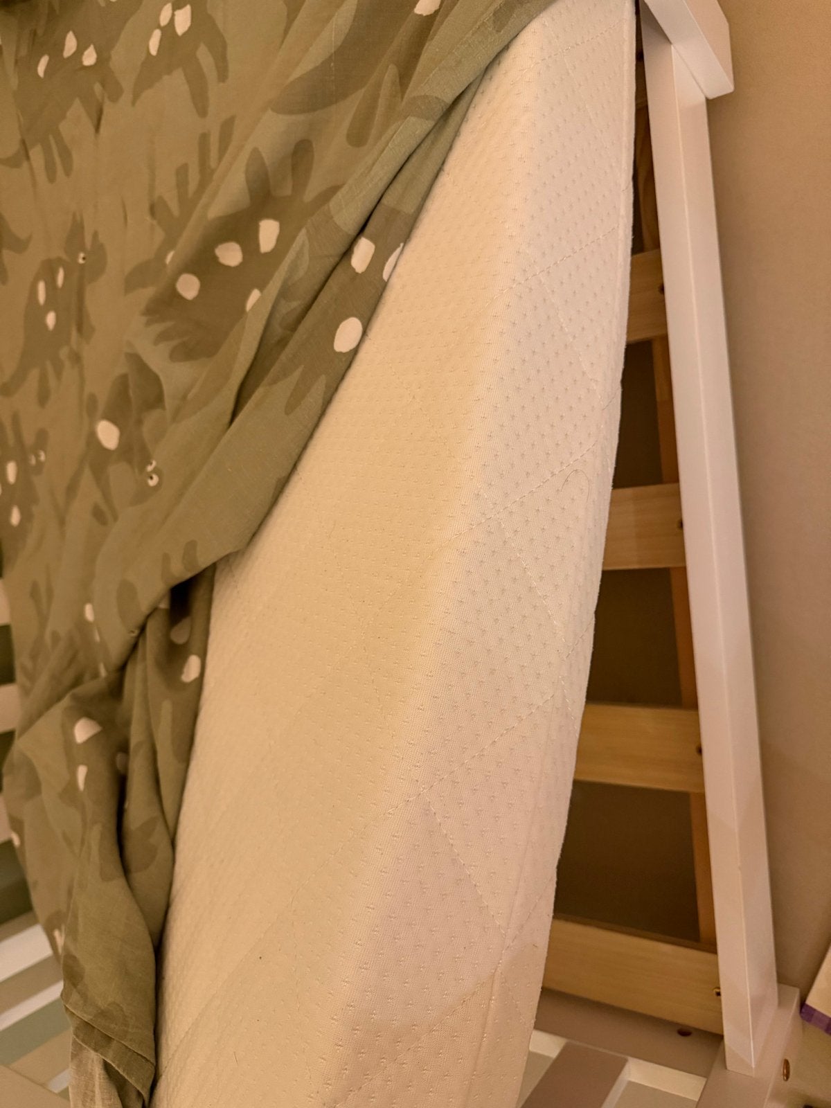 Kinderbed huisbed wit met lattenbodem en matras, Ophalen, 70 tot 85 cm, Zo goed als nieuw, Lattenbodem