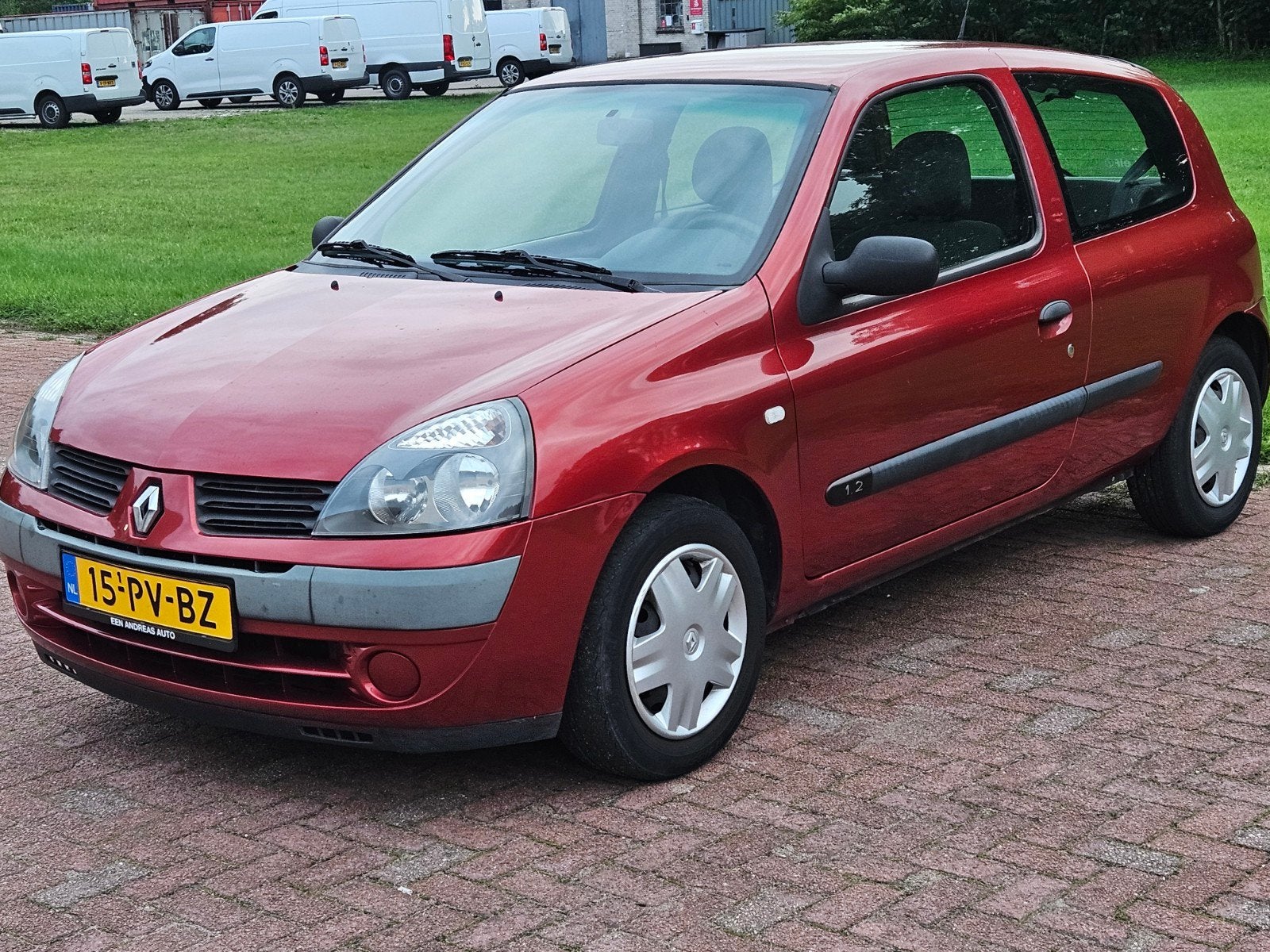 Renault Clio 1.2 Autbas E3 2004 Rood Nieuwe APK!!!, Auto's, Voorwielaandrijving, Stof, 4 cilinders, 58 pk