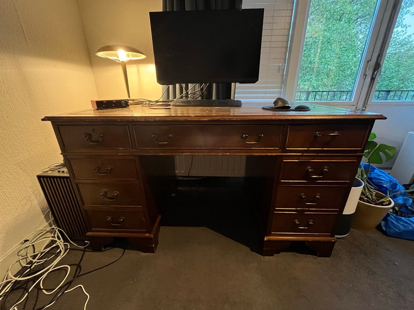 Klassiek houten bureau met lades, Ophalen, Gebruikt, 135 cm, Bruin