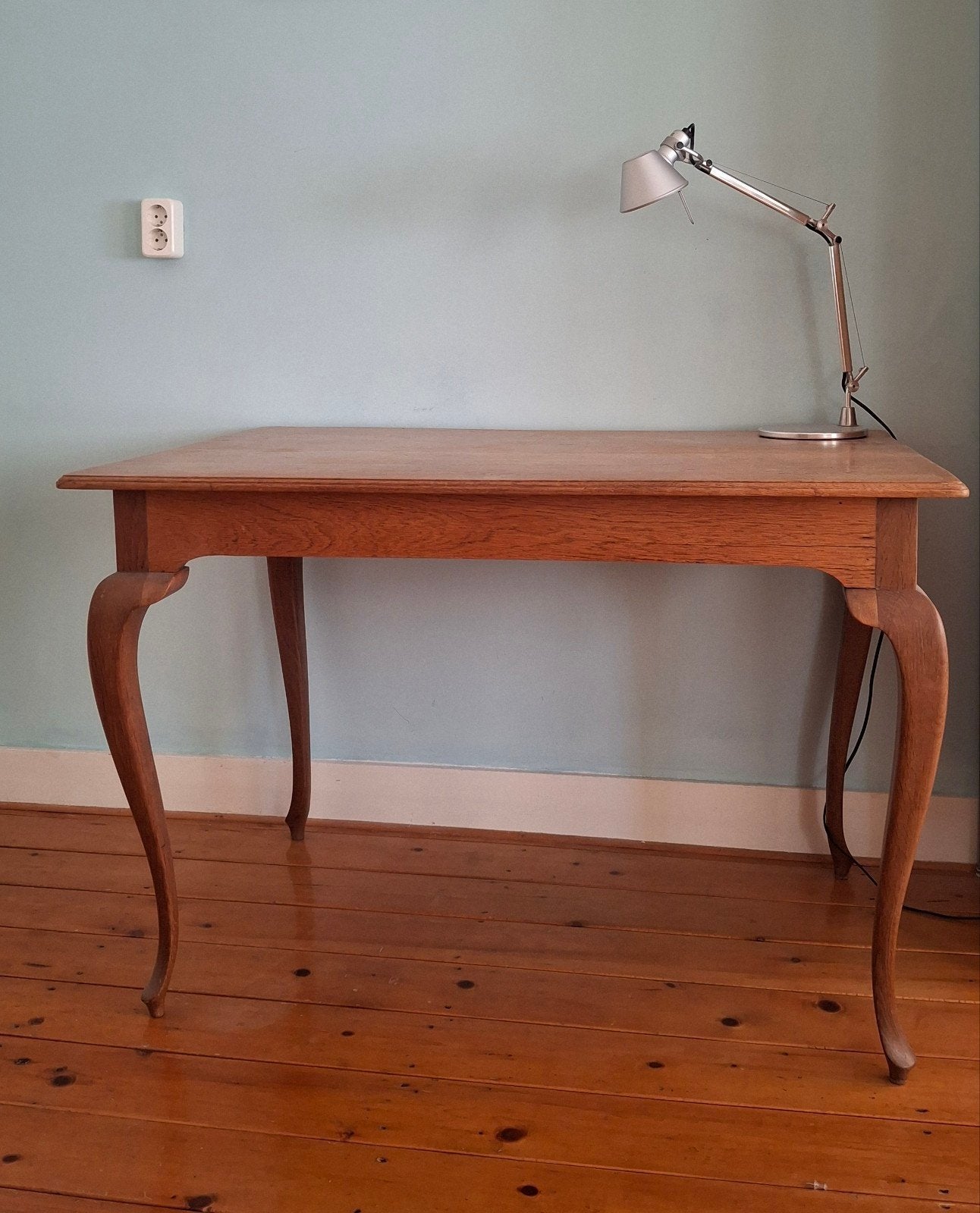 Antiek eikenhouten bureau(tafel) met sierlijke poten 110x73, Ophalen