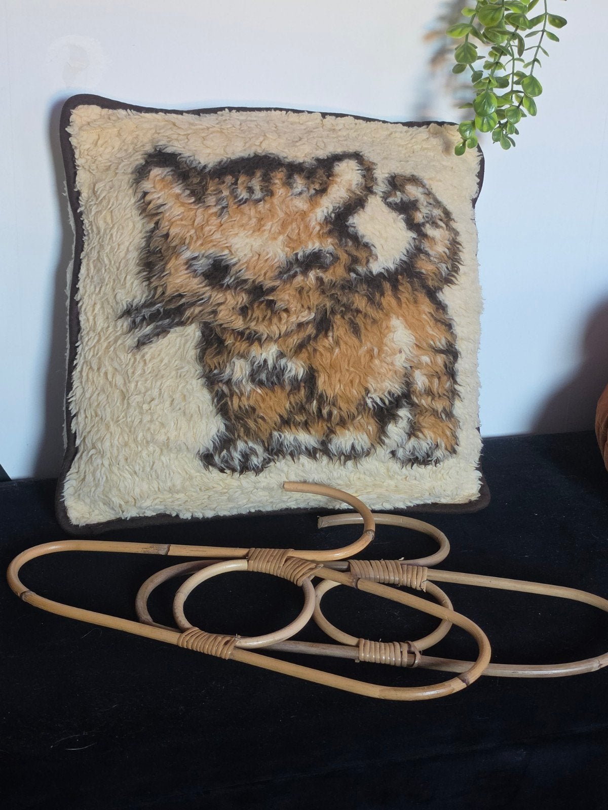 Vintage kussen met kattenprint en rotan hangers, Vintage, Gebruikt, Meerkleurig, Ophalen of Verzenden
