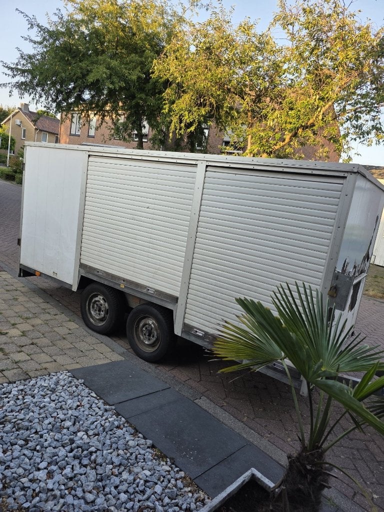 Witte aanhangwagen, Ophalen