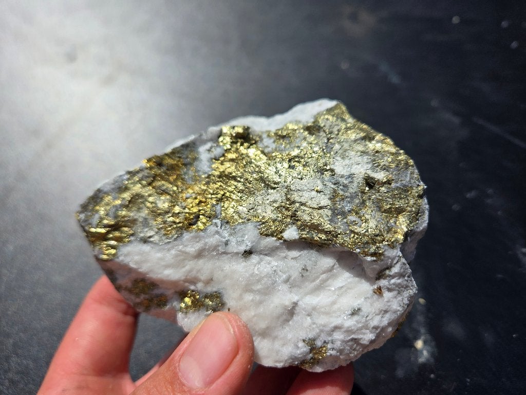 Magnesiet met Chalcopyriet, Ophalen of Verzenden, Mineraal