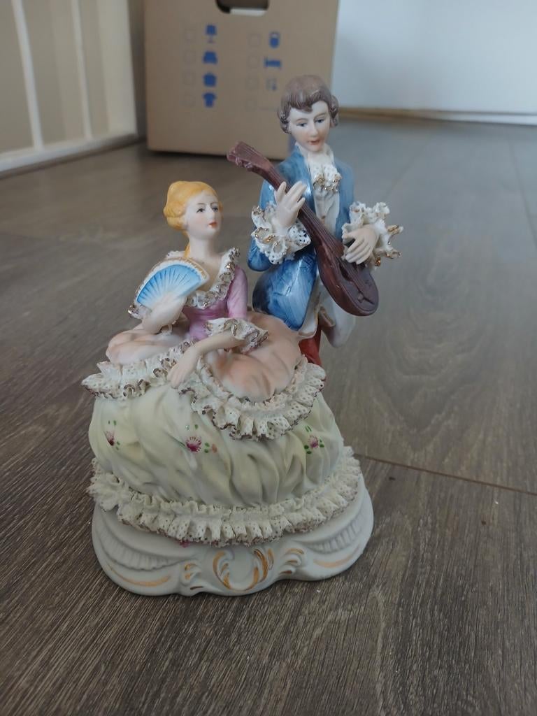 Porseleinen beeldje: Man met luit en vrouw met waaier, Antiek en Kunst, Ophalen, Groep mensen, Minder dan 20 cm, Steen of Keramiek