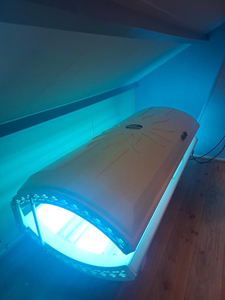 Alisun E20 Plus Zonnebank - met gezichts bruiner., Ophalen, Gebruikt, Zonnebank dubbelzijdig, 15 lampen of meer