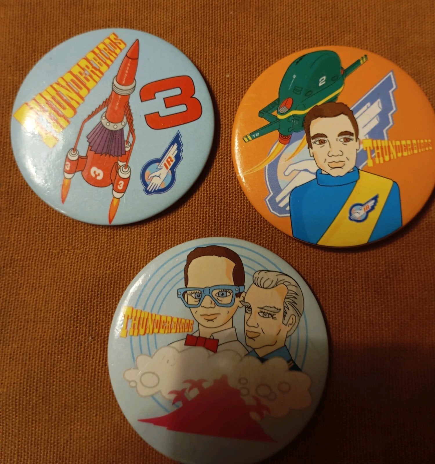 Thunderbirds Buttons - Set van 3 Vintage Speldjes, Verzamelen, Ophalen of Verzenden, Gebruikt, Figuurtje, Speldje of Pin