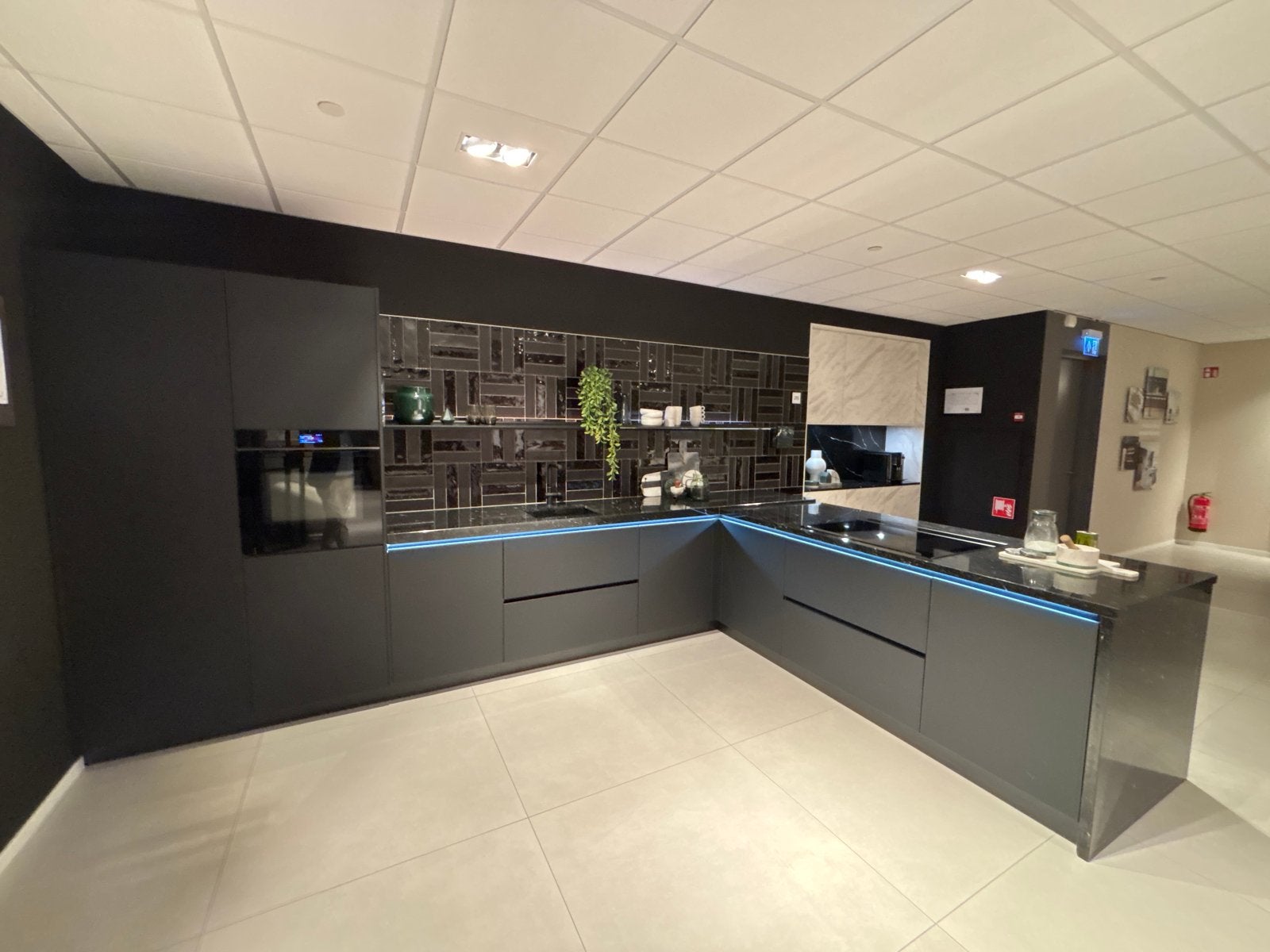 Zwarte gelakte hoekkeuken met luxe Miele en Siemens apparatu, Ophalen, Zwart, Hoekkeuken, Graniet of Steen