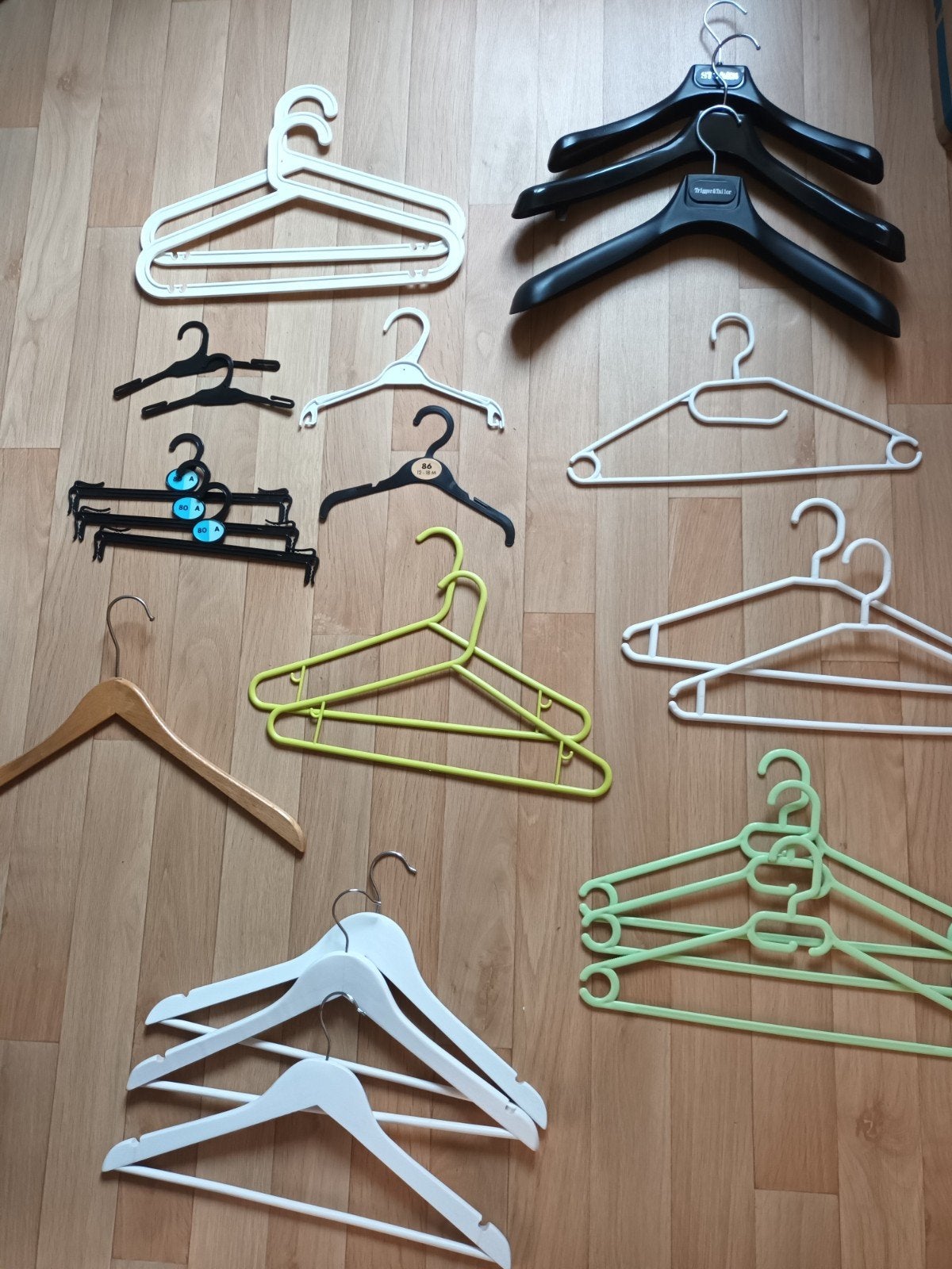27 kledinghangers kleerhangers hangers kunststof en hout, Ophalen of Verzenden, Gebruikt, Kinderen en Volwassenen