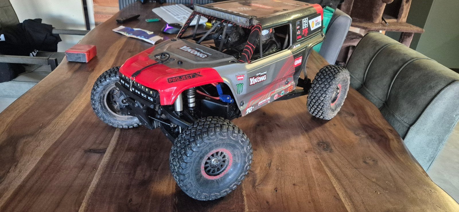 Yikong YK4102 TB7 6S RC basher met zender, Hobby en Vrije tijd, Modelbouw | Radiografisch | Auto's, Ophalen, Gebruikt, Overige schalen