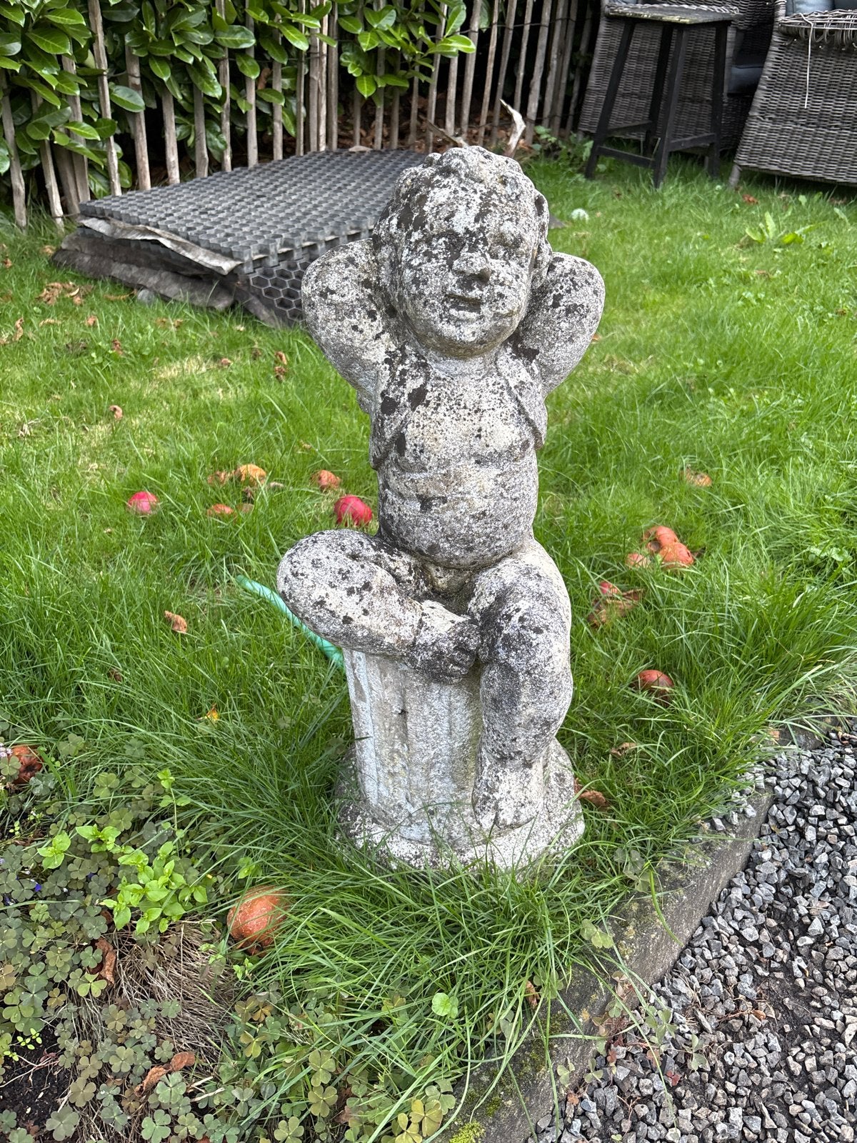 Antiek stenen beeld van jongen - fontein, Tuin en Terras, Ophalen, Gebruikt, Beton, Mensenbeeld