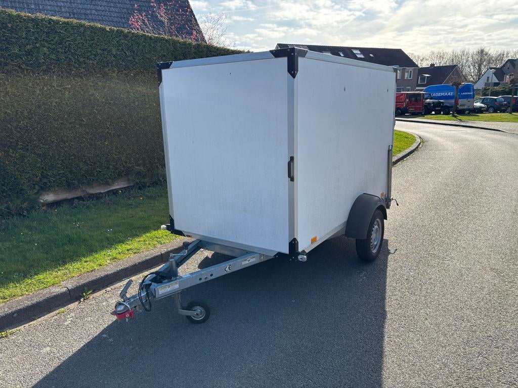 Te huur. Gesloten aanhangwagen met oprijklep, Caravans en Kamperen