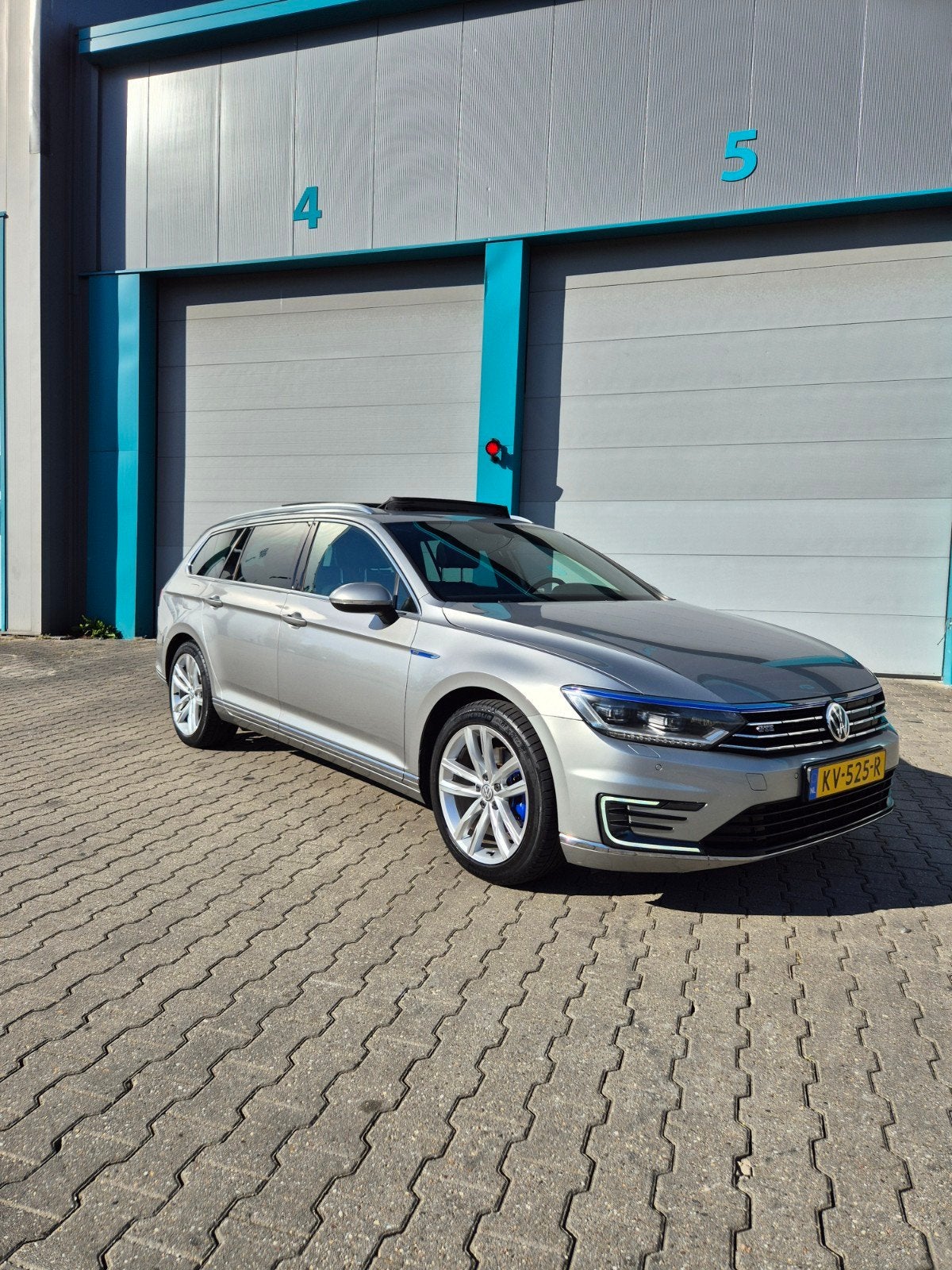 Volkswagen Passat 1.4 TSI 160KW GTE Phev VAR Dsg6 2016 Grijs, Auto's, Dealer onderhouden, Alcantara, 93 €/maand, Zilver of Grijs
