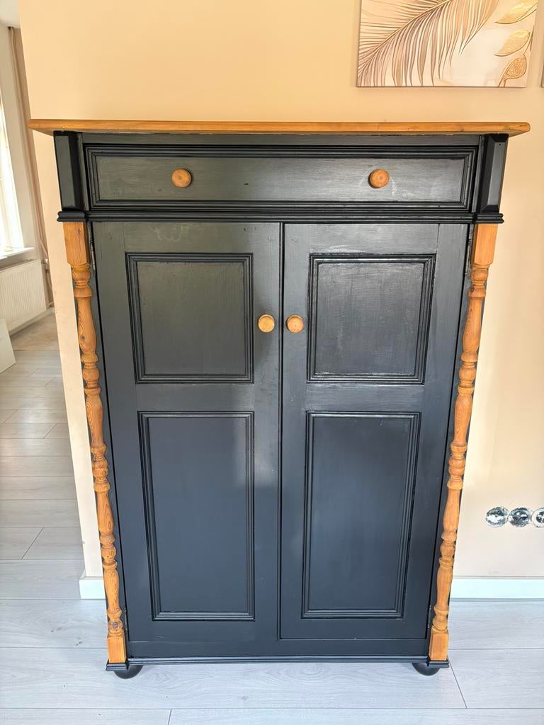 Prachtige gerestylde zwarte meidenkast met houten details, Antiek en Kunst, Ophalen