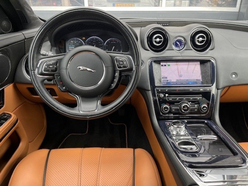 Jaguar XJ 3.0 V6D DES. ED. SPORT - PANO - 20 INCH, Auto's, Jaguar, Euro 5, Achterwielaandrijving, Gebruikt, 1829 kg
