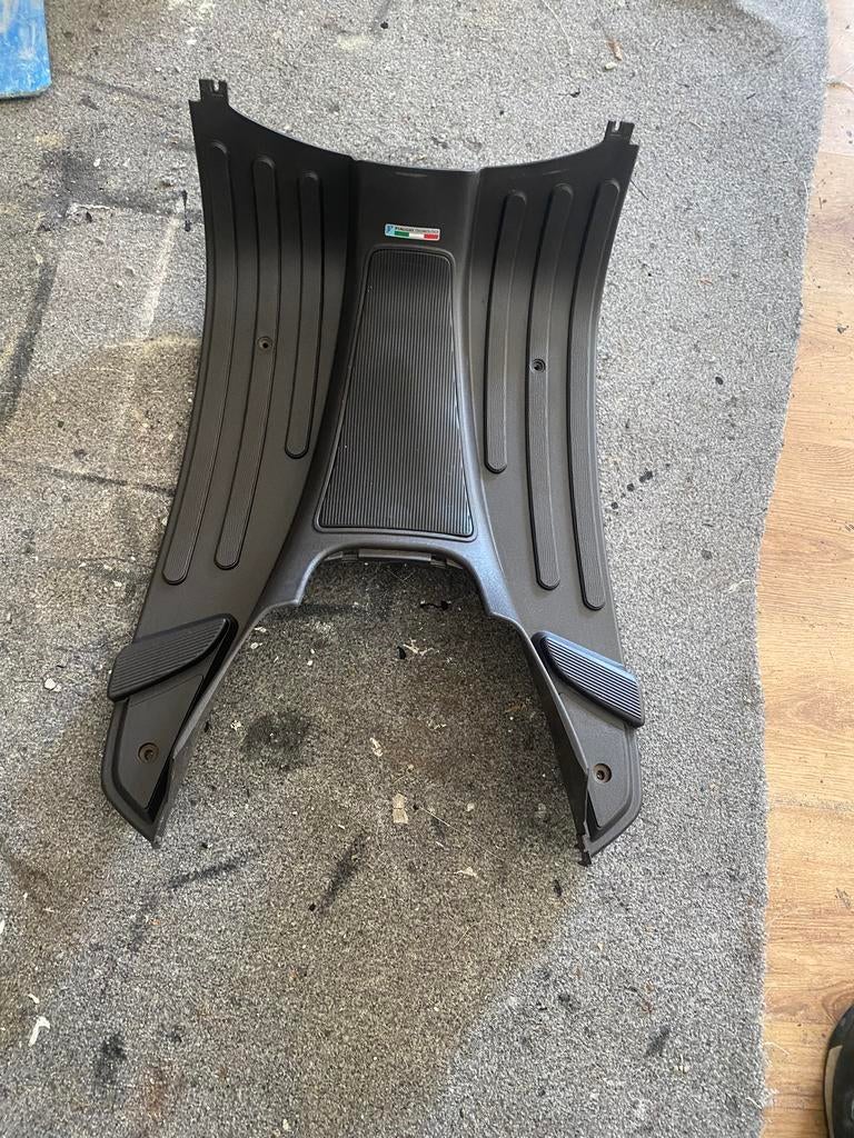 Mat zwarte kunststof vespa lx/s50 treeplank - hoekje kapot, Ophalen, Gebruikt, Kap, Vespa