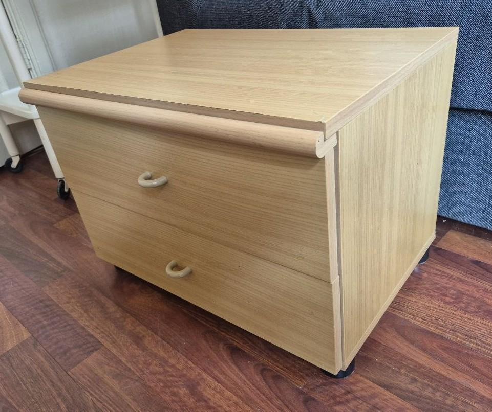 Nachtkastje   - GRATiS -, Huis en Inrichting, Ophalen, Zo goed als nieuw, Minder dan 45 cm, 55 tot 70 cm