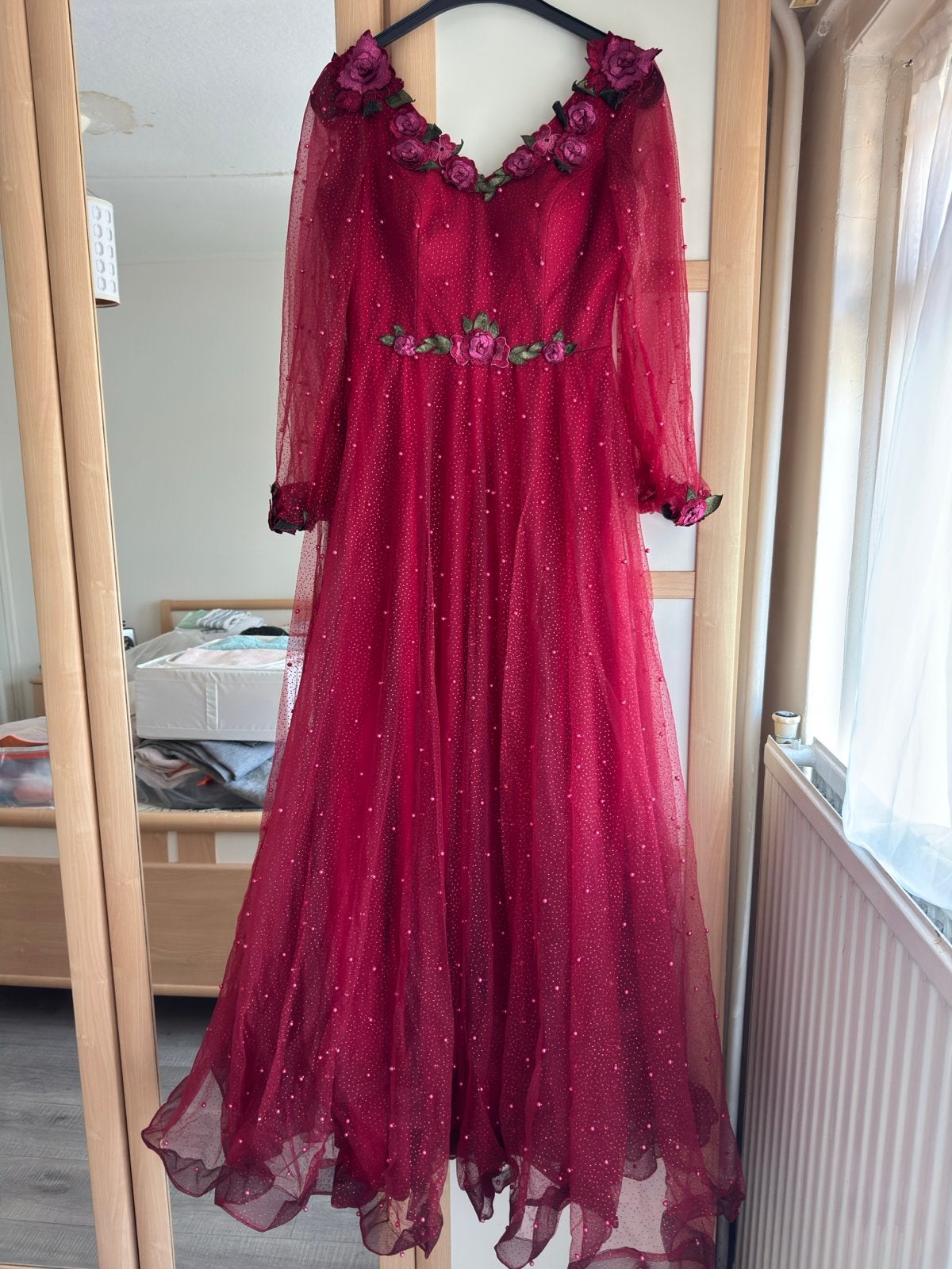Rode tule jurk met parels - Kına/Henna/Verlovingsjurk, Kleding | Dames, Ophalen of Verzenden, Zo goed als nieuw, Rood, Onder de knie