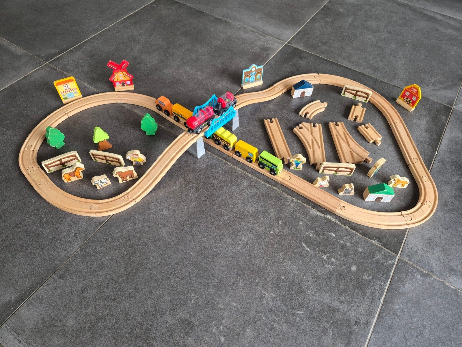 Mooie degelijke houten treinbaan met veel speelplezier, Ophalen, Gebruikt