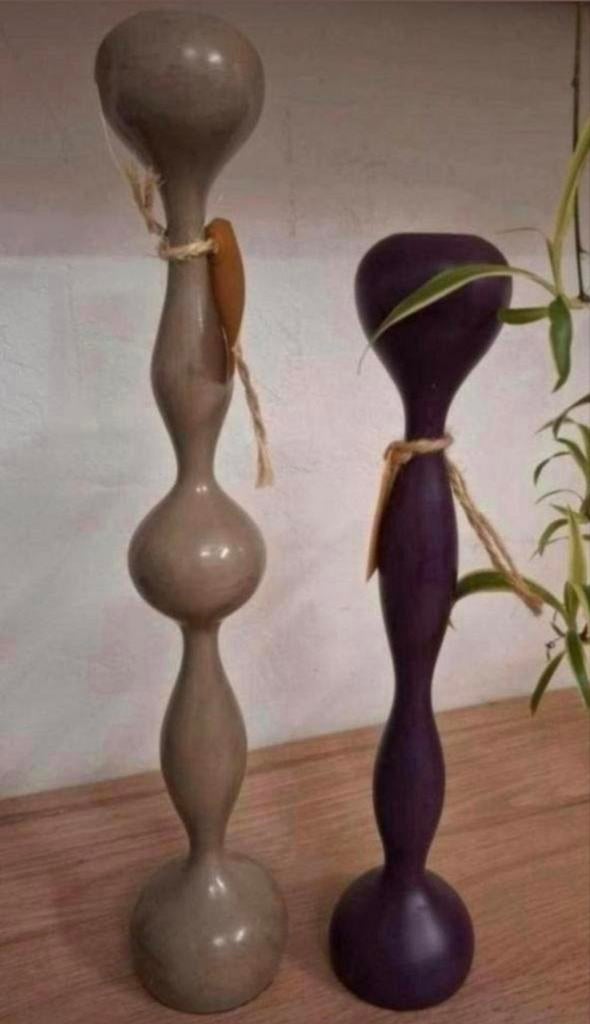 2 metalen gekleurde kandelaars., Ophalen of Verzenden, Zo goed als nieuw, Beige, 25 tot 50 cm