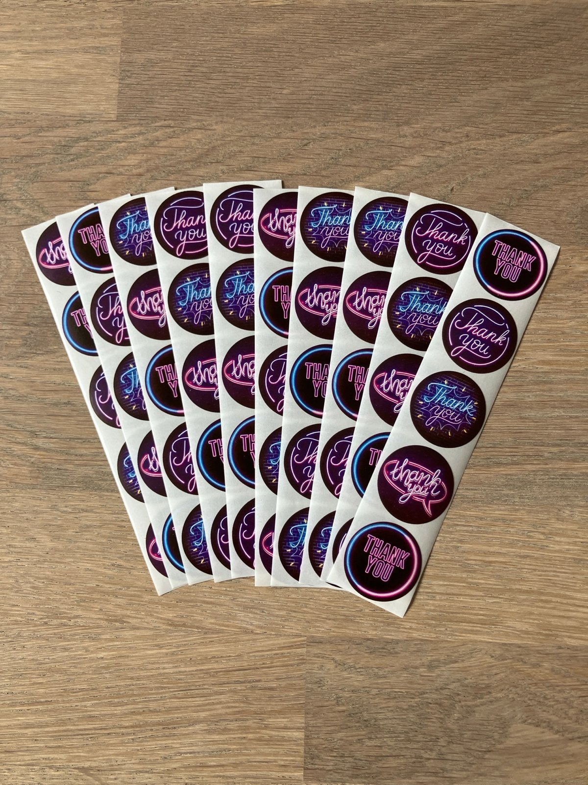 50 Neon Gekleurde 'Thank You' Sluitstickers, Hobby en Vrije tijd, Ophalen of Verzenden, Nieuw, Meerdere stickers