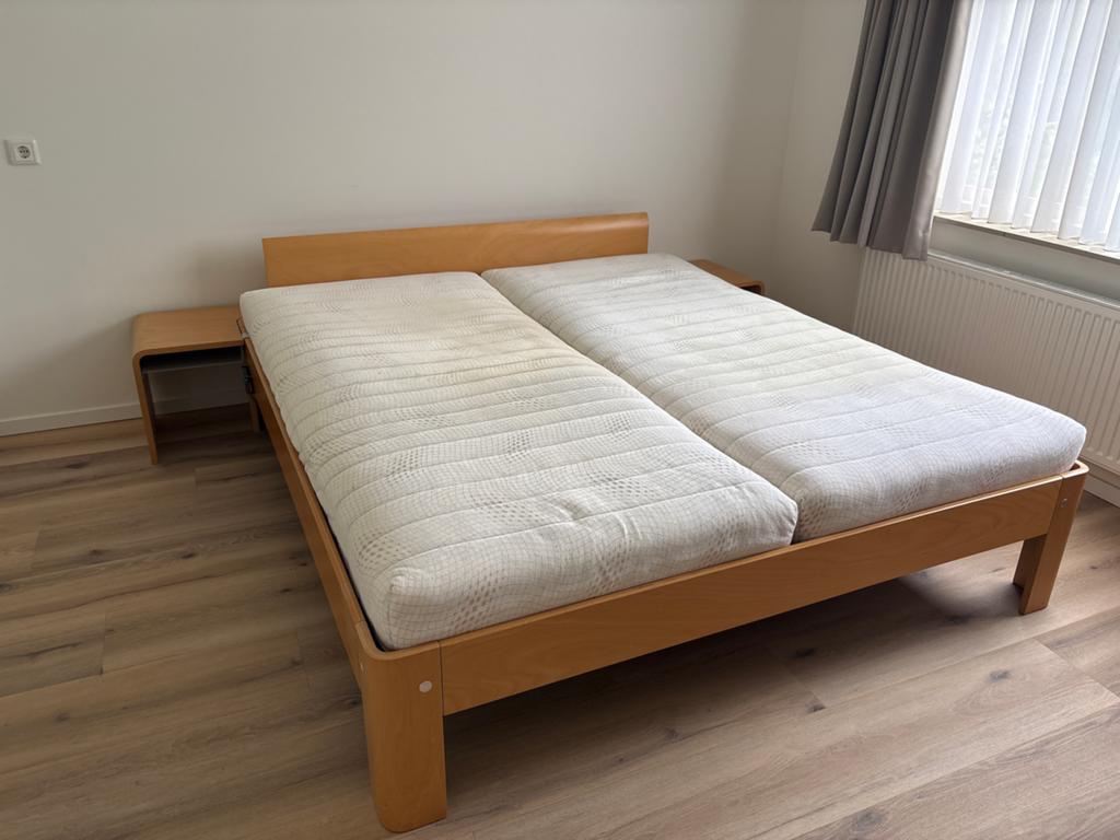Houten tweepersoonsbed 180x200 cm met nachtkastjes, Ophalen, Gebruikt, Tweepersoons, 180 cm