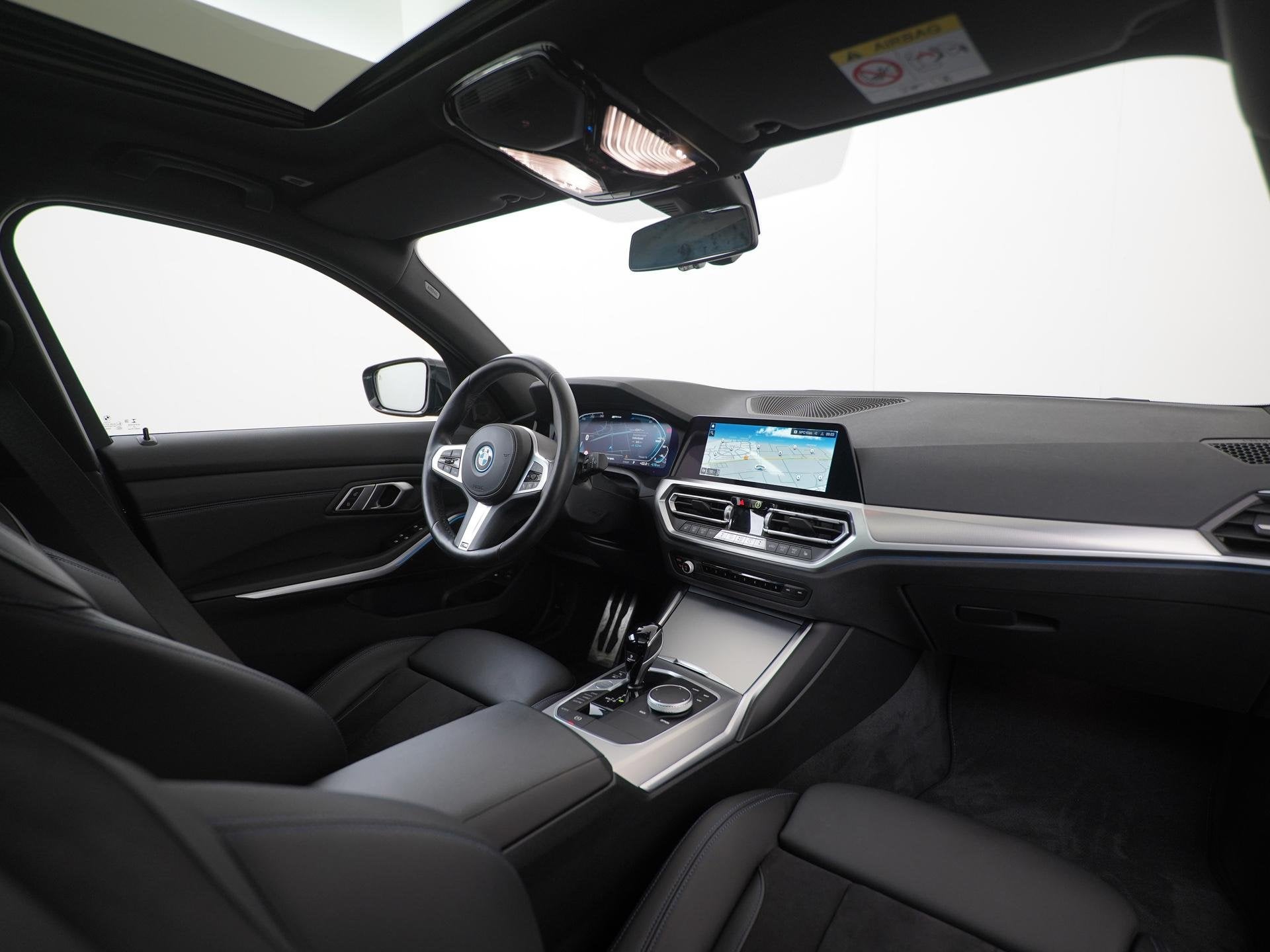 BMW 3-serie Touring 330e xDrive M Sport Shadow | Panoramadak, Auto's, Gebruikt, Euro 6, 4 cilinders, Zwart